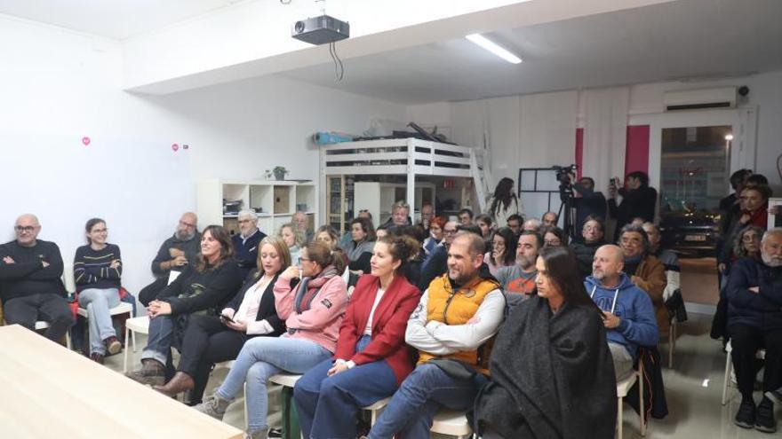 Silvia Tur, tercera por la derecha, en una asamblea.