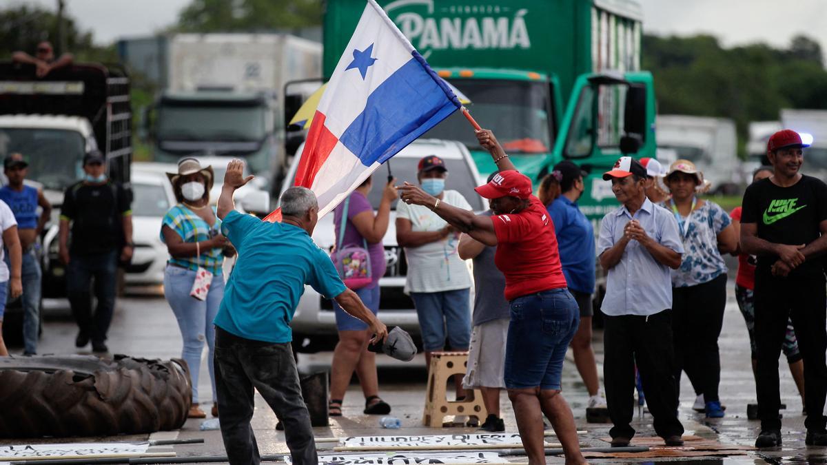 Manifestantes bloquean la carretera Panamericana en Aguadulce, Panamá, el 14 de julio de 2022.