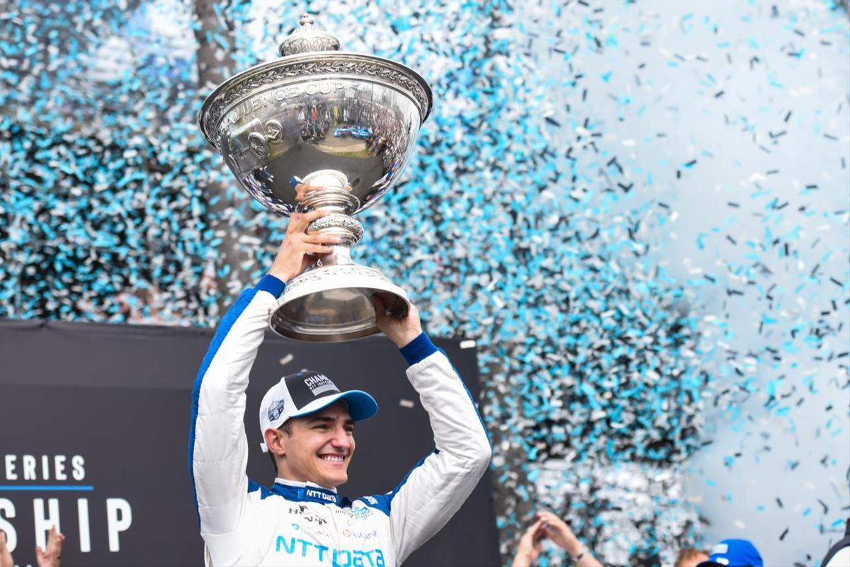 Álex Palou levantando la Copa Astor que le acredita como ganador de la Indycar