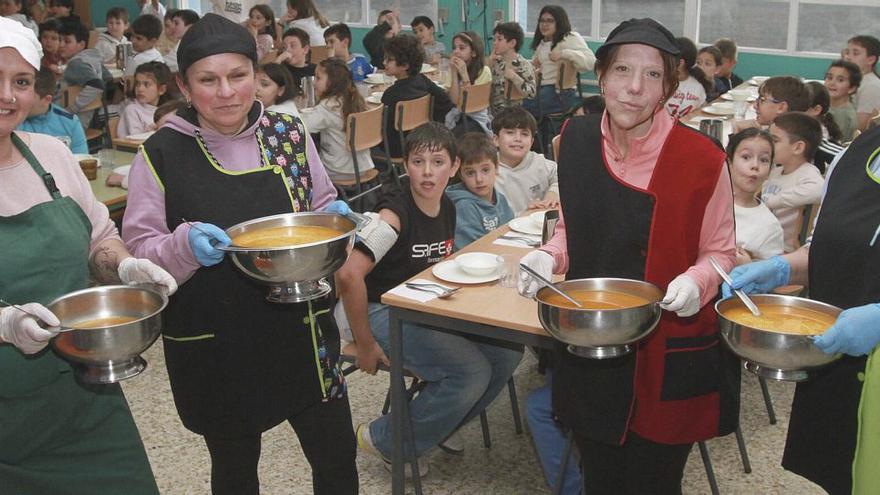 Un trato familiar y comida sana en el comedor de un colegio del rural de Ourense que atienden madres de alumnos