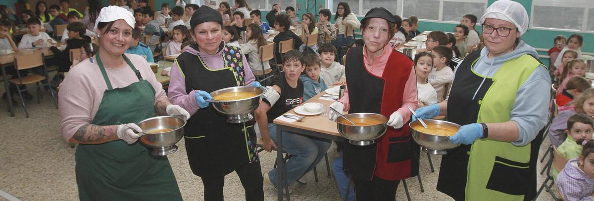 Las cuatro madres que colaboran este curso en la atención del comedor escolar de Boborás.
