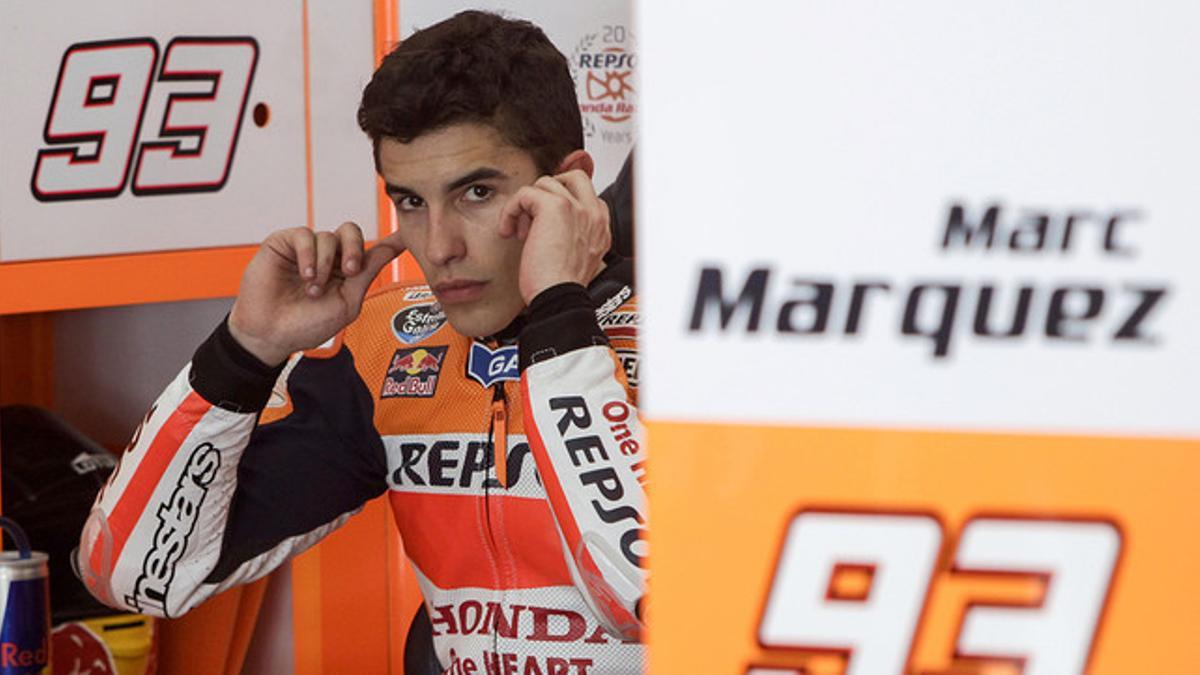 Marc Márquez, de Repsol-Honda, permanece en el garaje de su equipo durante los entrenamientos de pretemporada en el circuito de Sepang, este miércoles