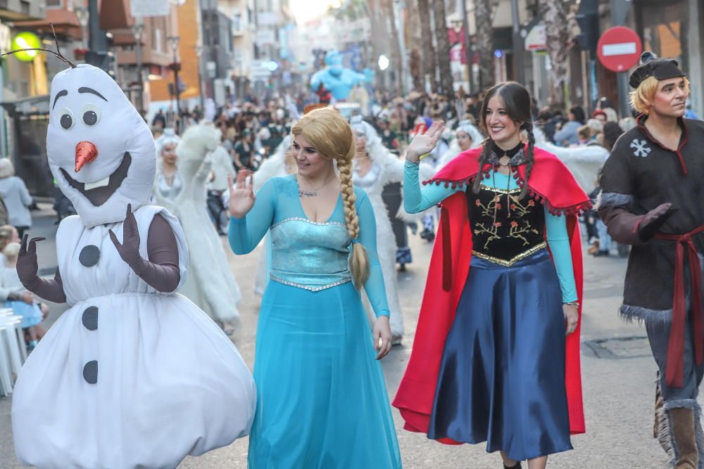 El Desfile Infantil recorrió la calle Ramón Gallud, en el centro de Torrevieja, en uno de los actos más populares de las fiestas patronales en honor a la Purísima