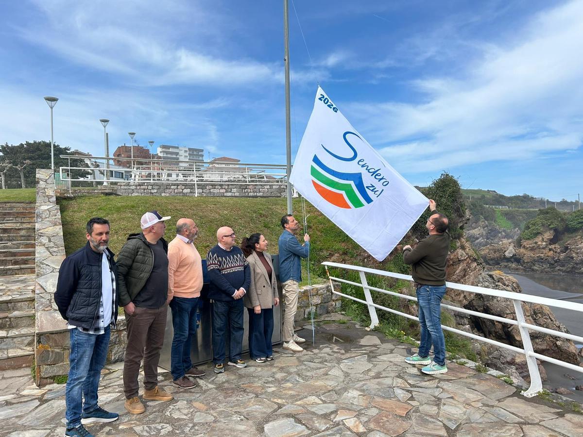 El momento del izado de la bandera de Sendero Azul