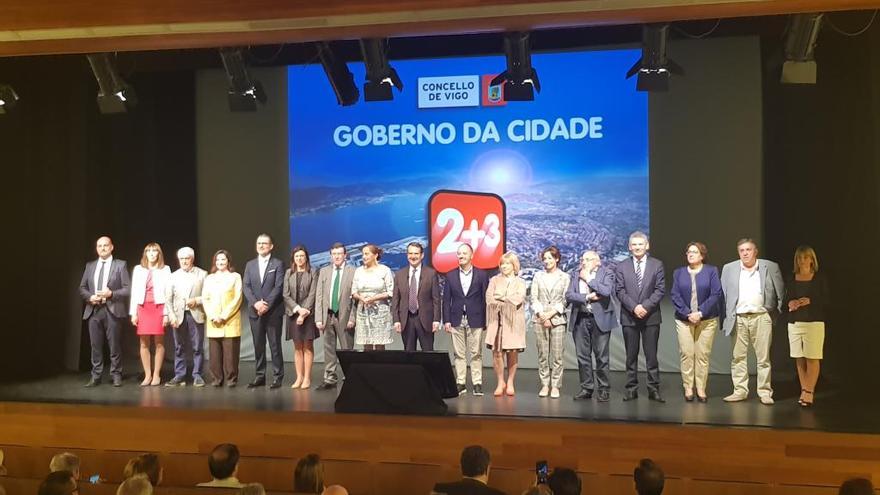 Foto de familia del gobierno en el Auditorio municipal. // A.M.