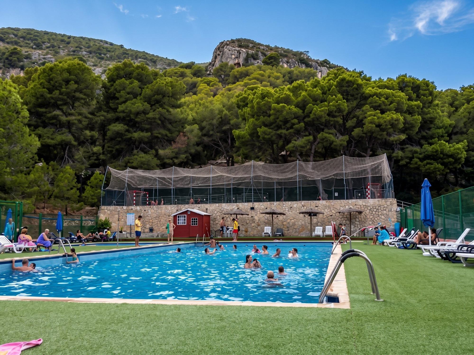 La piscina del Camping Santamarta de Cullera es el principal punto de reunión de los veraneantes.