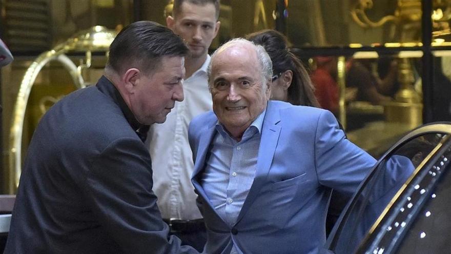 Blatter, relevado por corrupción, aparece en el Mundial invitado por Putin