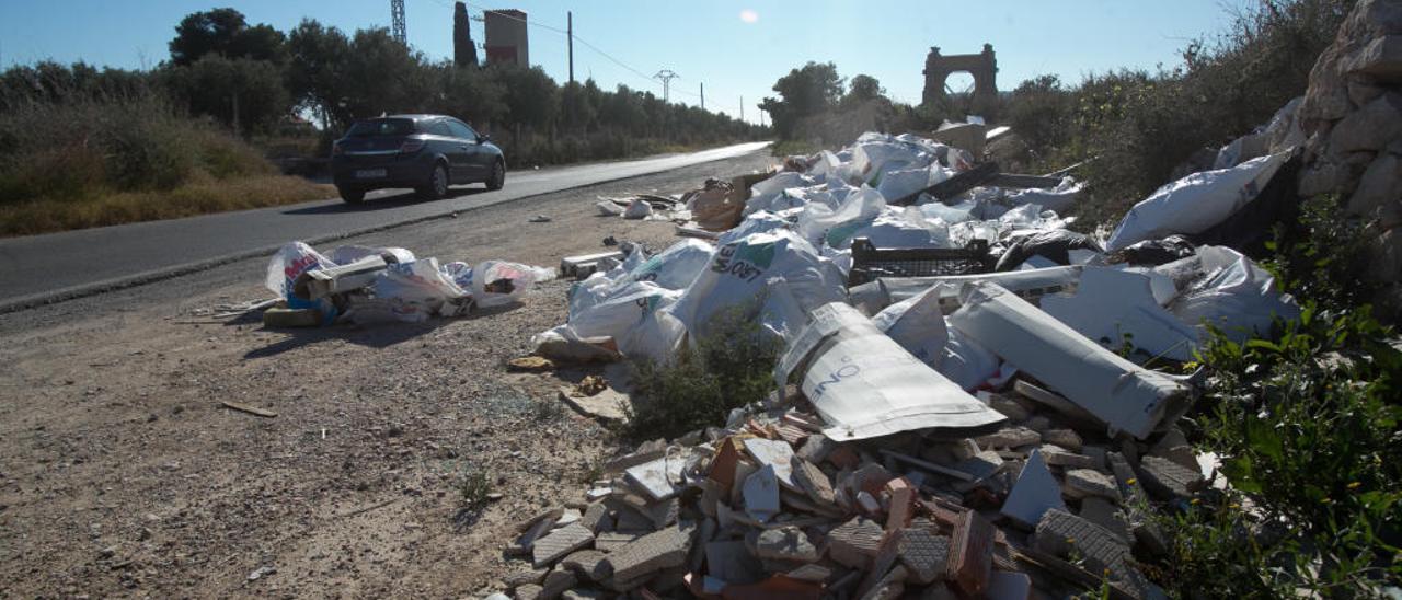 Al lado del arco hay una escombrera ilegal cada vez más extensa.