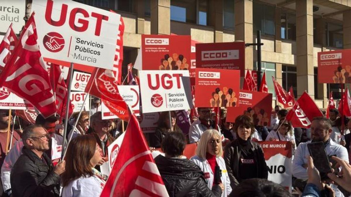 UGT y Comisiones Obreras se han manifestado esta mañana a las puertas de la Consejería de Salud