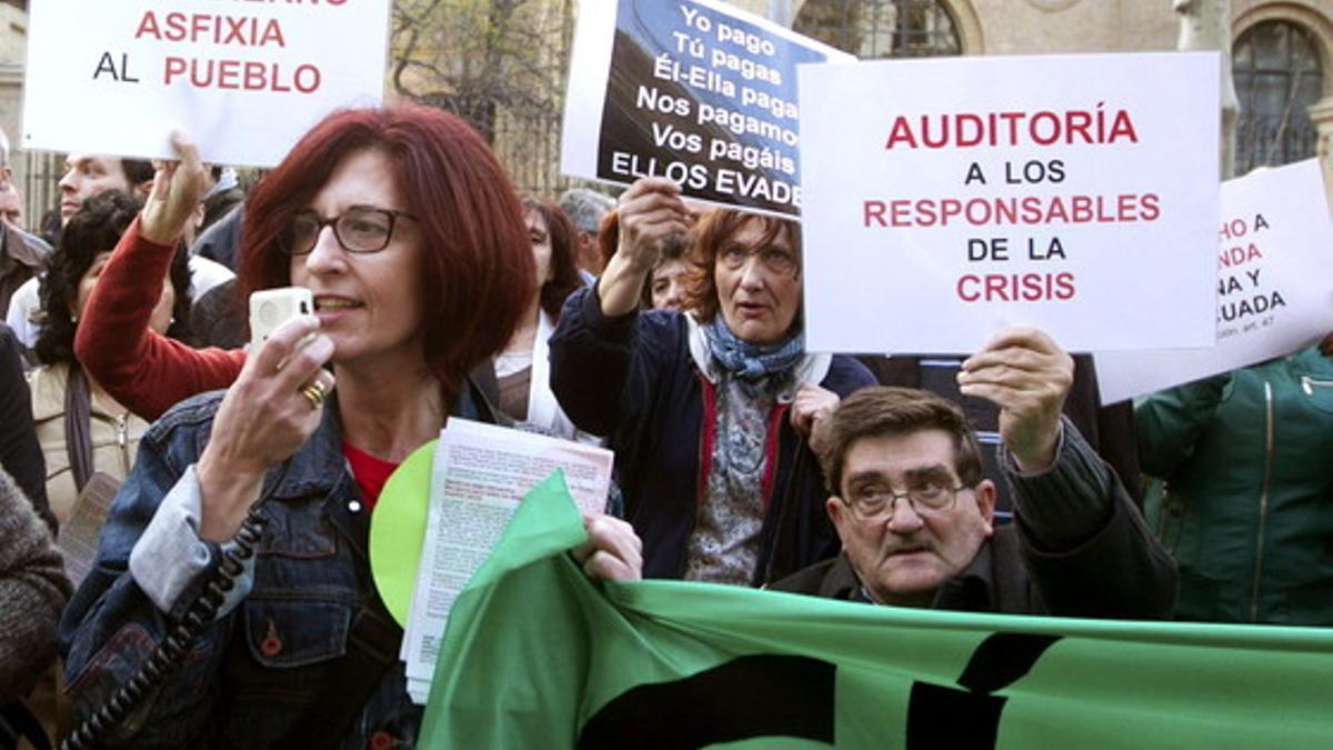 Protesta de Stop Desahucios, en Zaragoza, el pasado martes.
