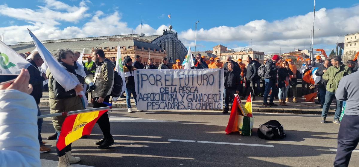 Pescadortes de El Campello a su llegada a la estación de Atocha con una pancarta.