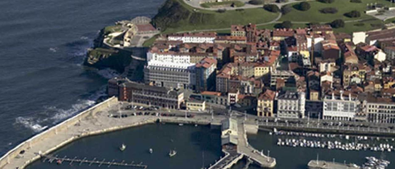 La antigua sede del Puerto, a la izquierda de la imagen, junto al paseo del puerto deportivo.