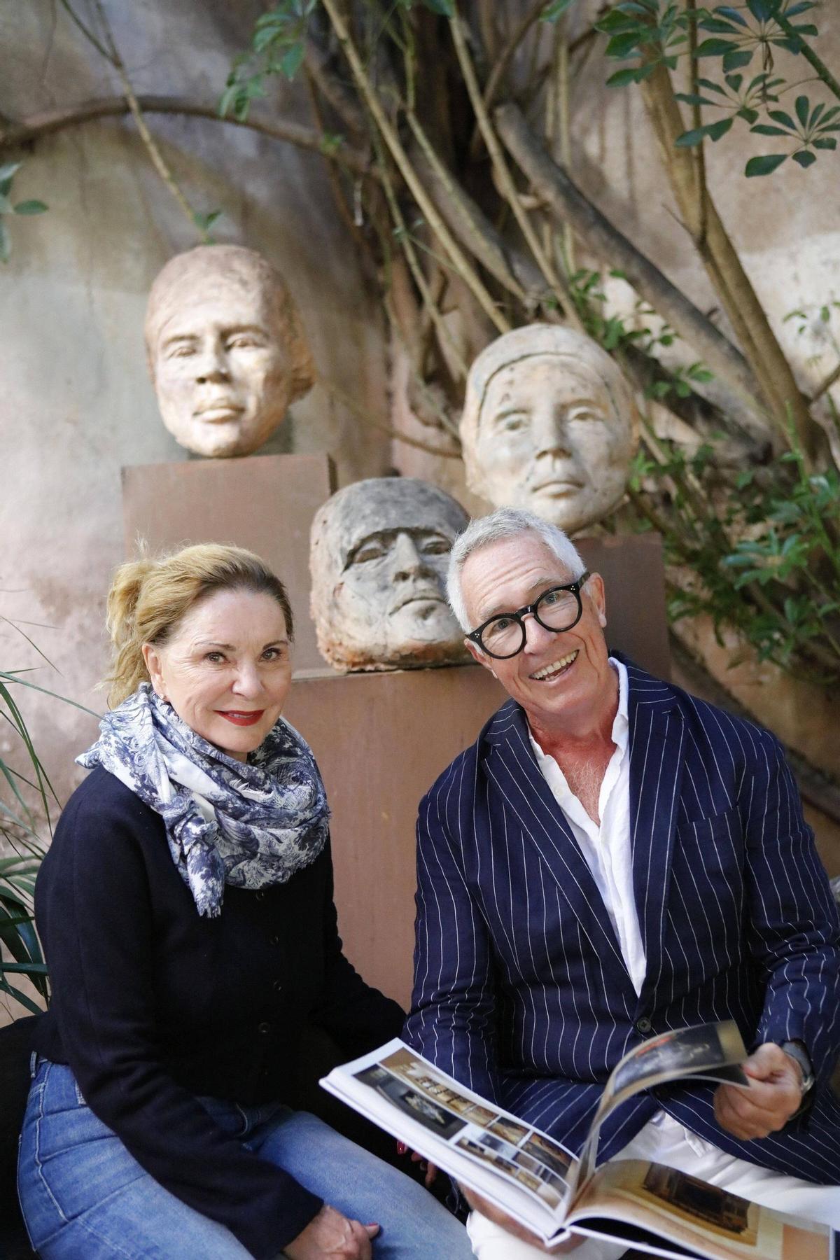 Ann Wikström Mogliani und Peer Eriksson mit ihrem Buch.