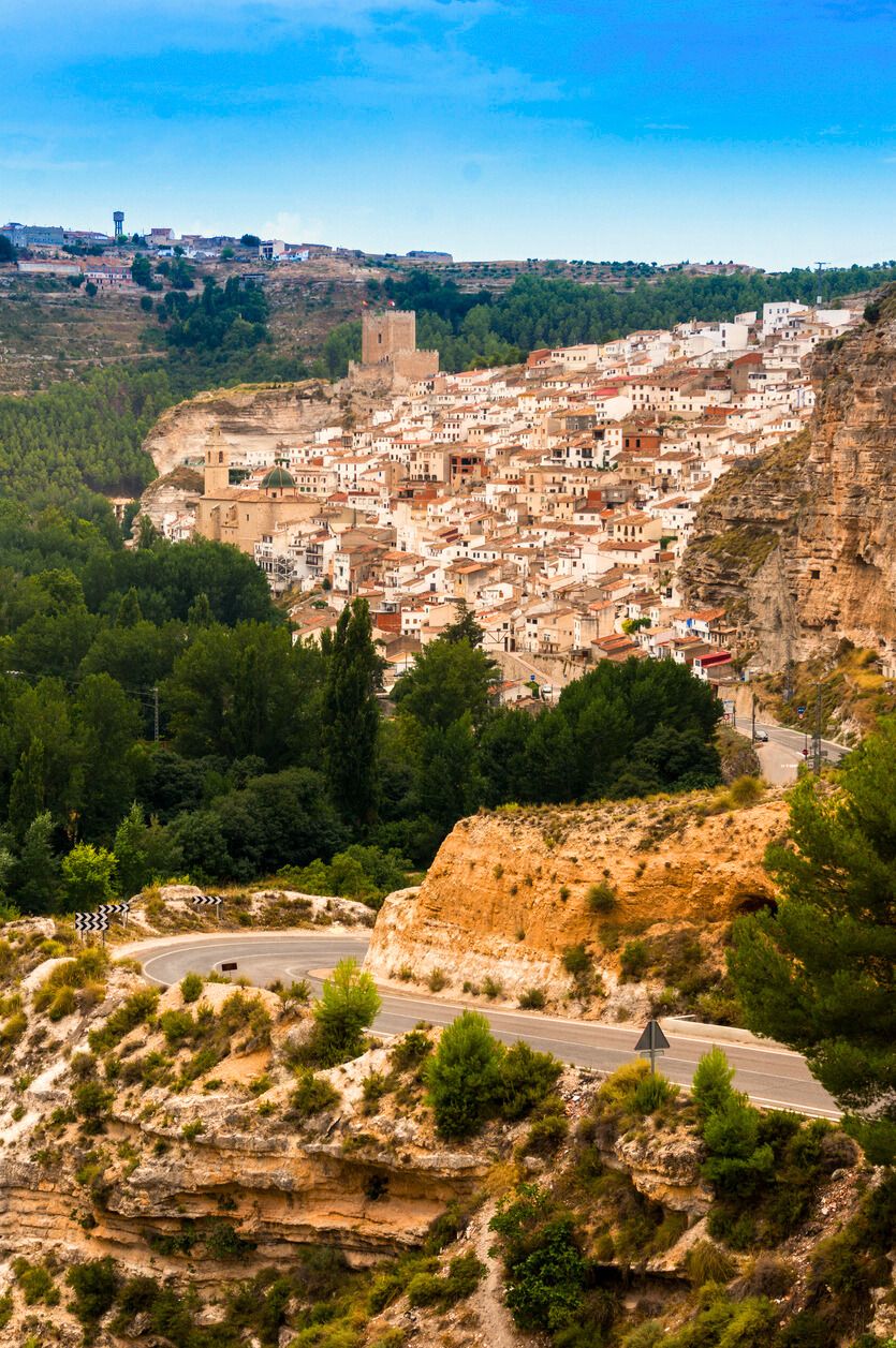 Llegando por carretera a Alcalá del Júcar, en España