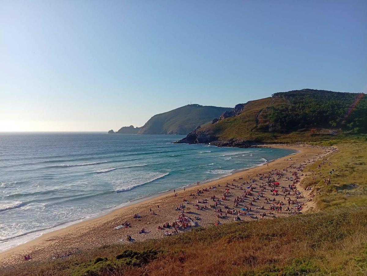Las playas de Fisterra se convirtieron en miradores privilegiados para disfrutar del fenómeno astronómico.