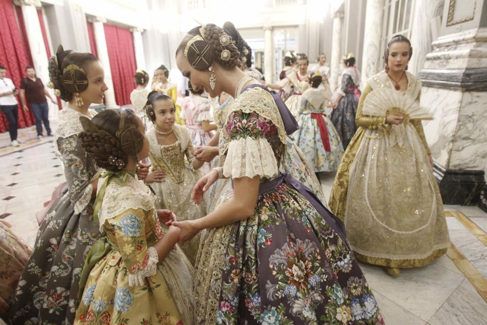 Las cortes de honor ensayan la proclamación de las falleras mayores