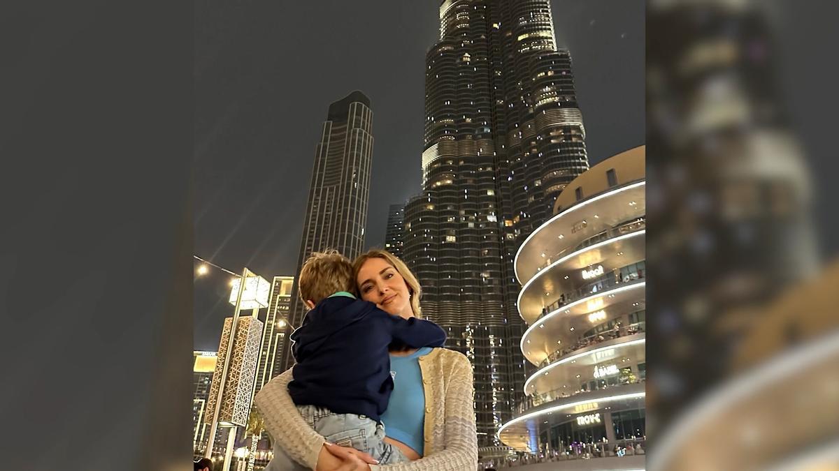 Chiara Ferragni en Dubái con su hijo en brazos