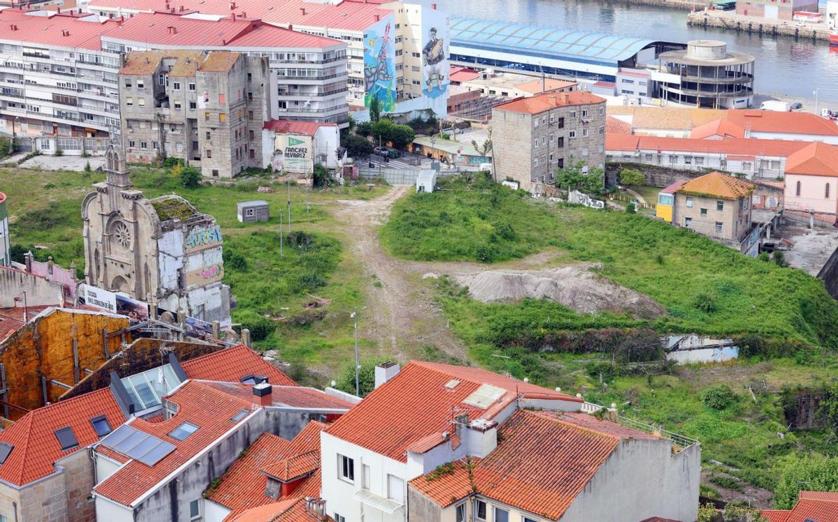 Estado del Barrio do Cura, con la fachada de la iglesia a la izquierda y el puerto al fondo. |   // MARTA G. BREA