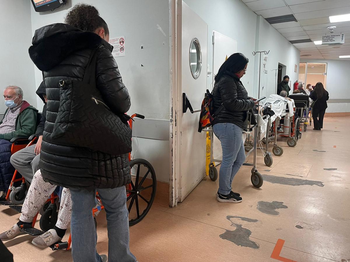 Personas esperando en los pasillos del hospital General.