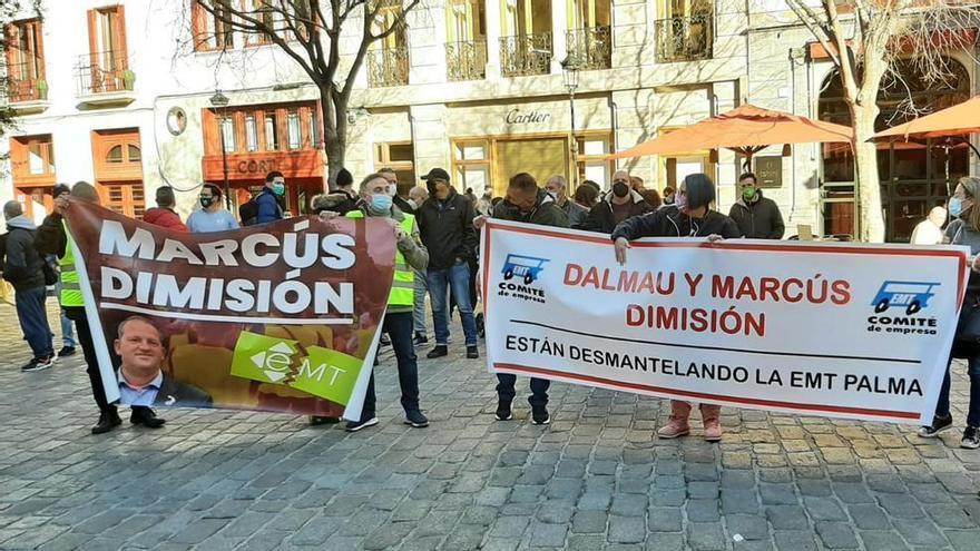 Los trabajadores de la EMT se manifiestan exigiendo la dimisión de Hila y Dalmau por la supresión de líneas