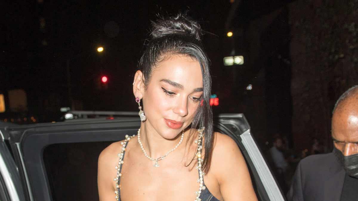 Dua Lipa, con recogido y eyeliner negro firma el disco a un fan