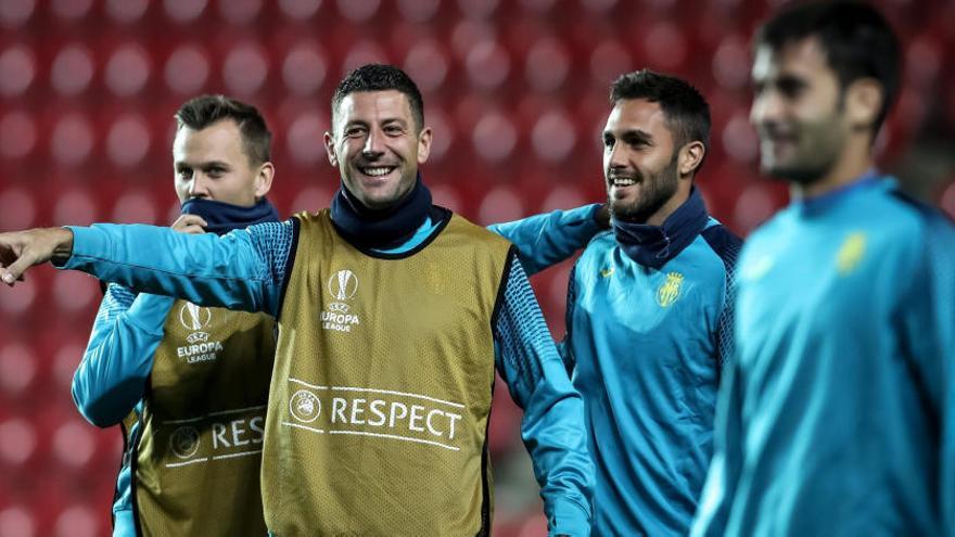 Los jugadores del Villarreal CF entrenan en la víspera de su partido ante el SK Slavia Praga.