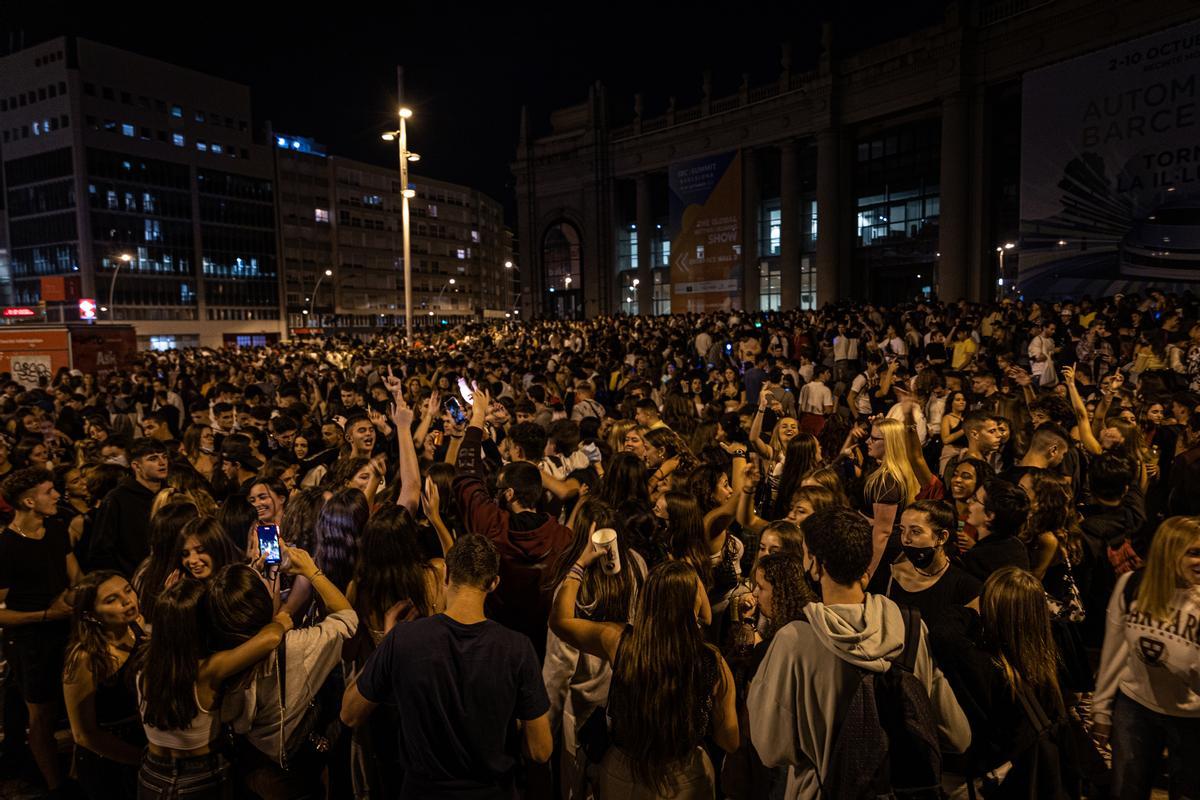 Botellón en la plaza de Espanya durante la primera noche de las fiestas de la Mercè en 2021.