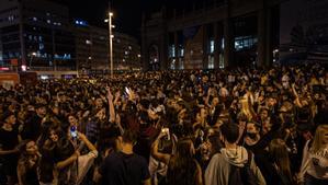 Botellón en la plaza de Espanya durante la primera noche de las fiestas de la Mercè en 2021.