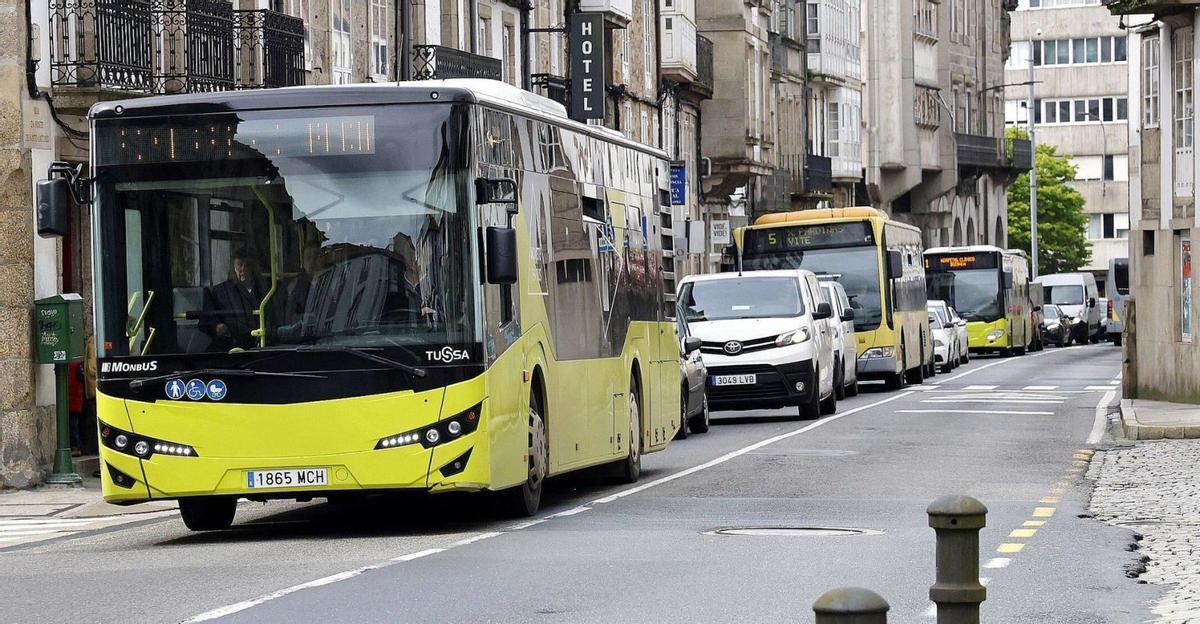 Autobuses urbanos circulando por la rúa Virxe da Cerca, en el centro de Santiago / antonio hernández
