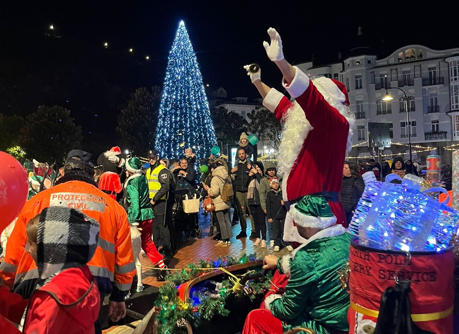 En imágenes: El espectacular desfile de Papá Noel por las calles de Luarca