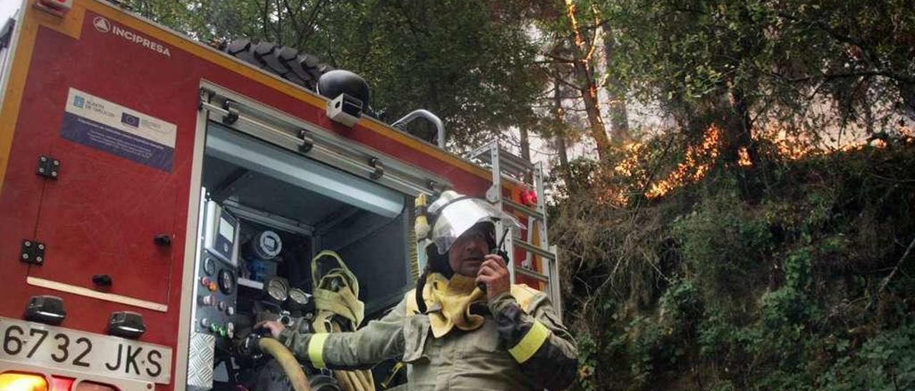 Un miembro del servicio de extinción de incendios, en el fuego de Siador, en octubre. // Bernabé/Luismy