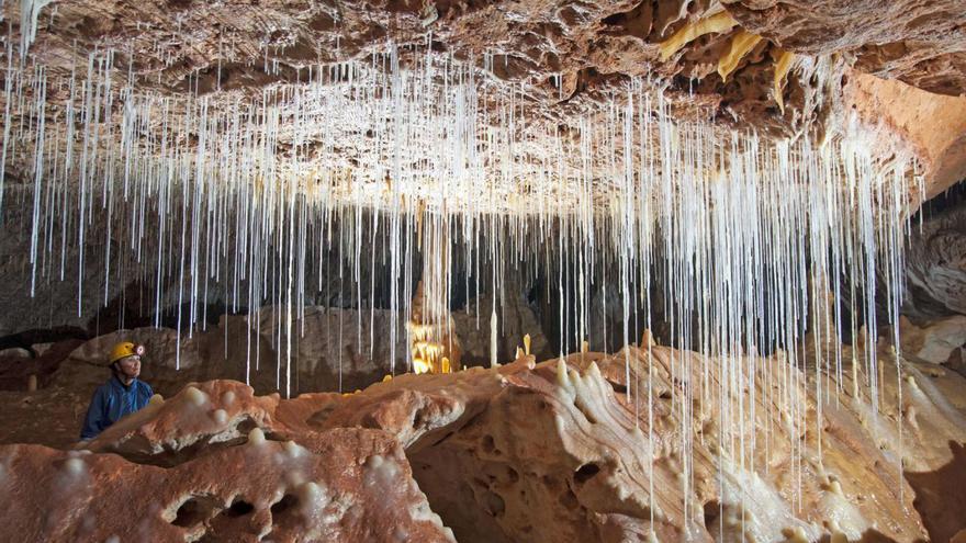 Medio Ambiente pide que se evalúe el impacto de otro chalé con piscina sobre la Cova de Vallgornera