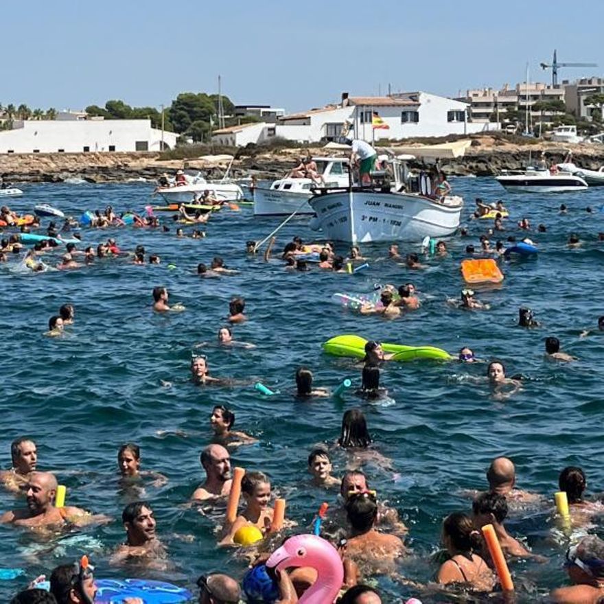 Los bañistas se han lanzado al agua en busca de su botín. | JAUME RIGO