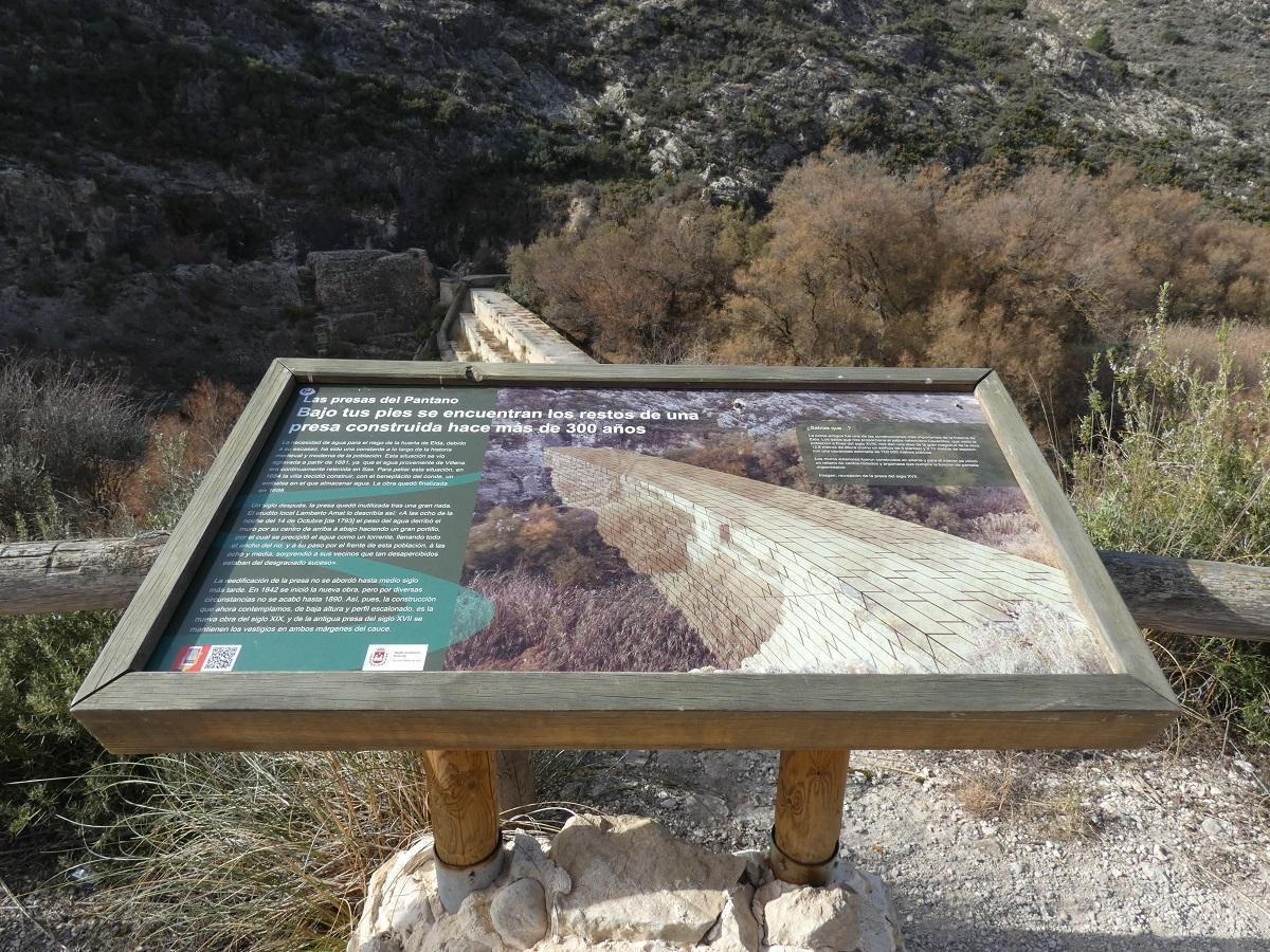 Panel informativo de la presa de Elda.