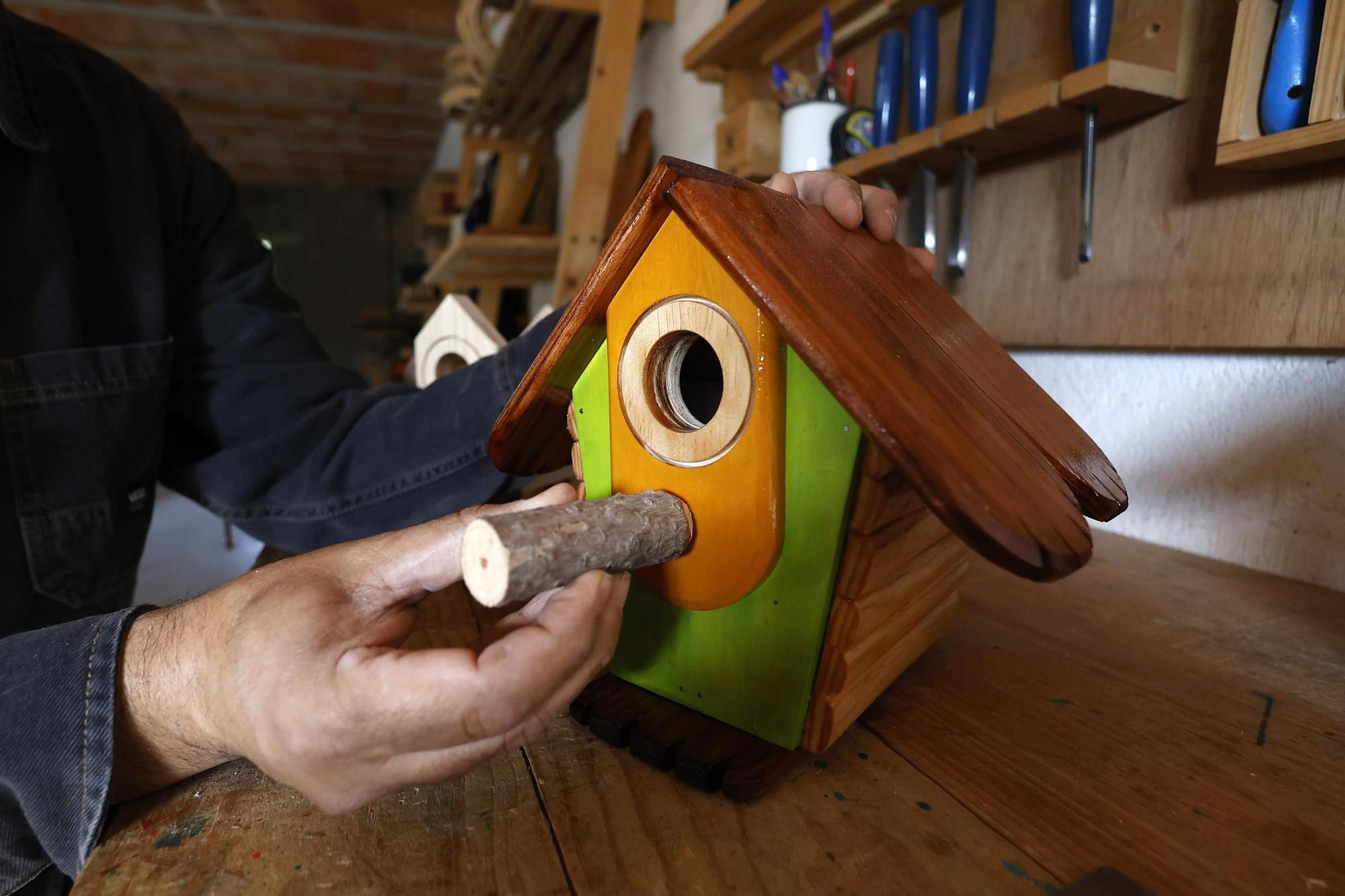 Luis Portabales en su refugio creativo rodeado de bosque con una de las casas-nido que elabora  (6).jpg