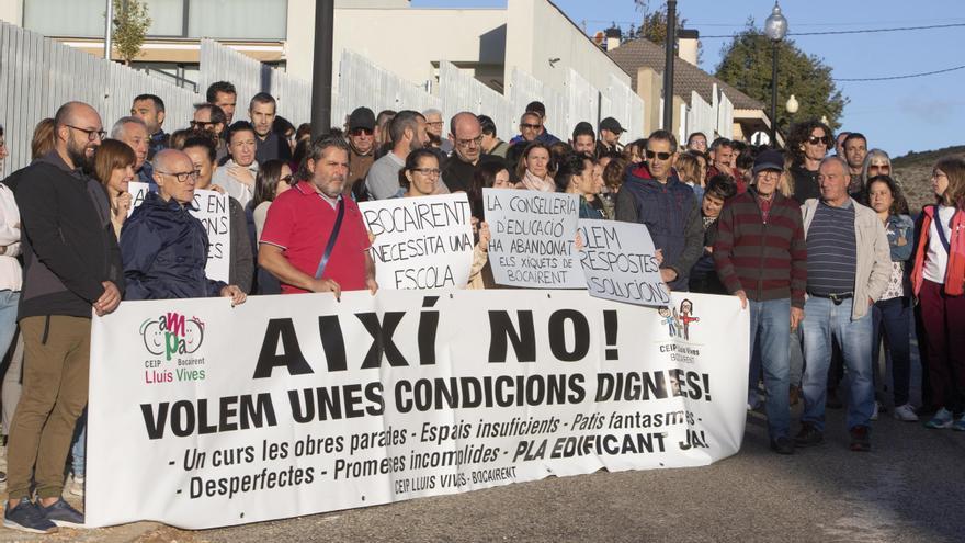 El colegio de Bocairent se concentra por la paralización de las obras de la nueva escuela