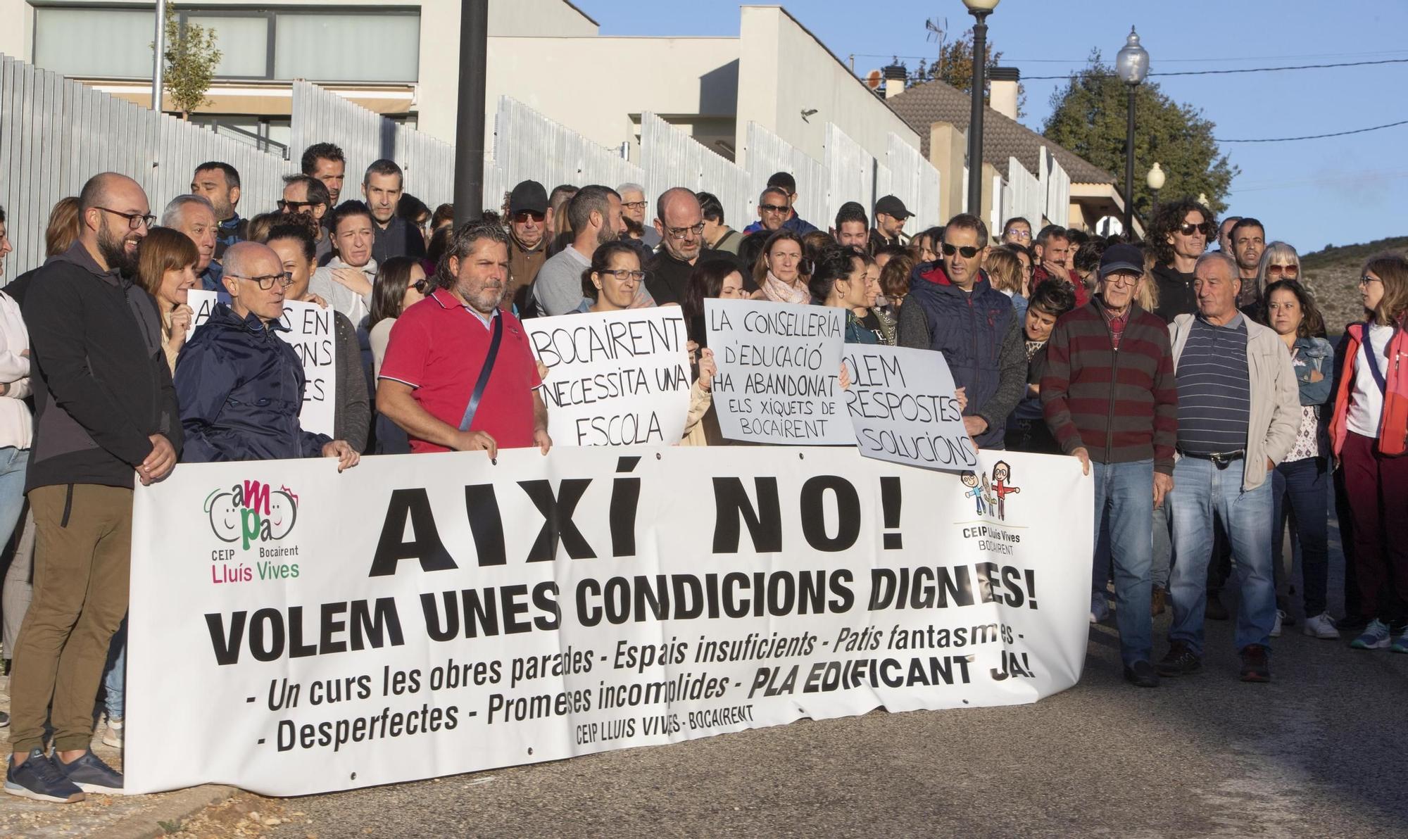 Protesta a las puertas del CEIP Lluís Vives de Bocairent por la paralización de las obras.