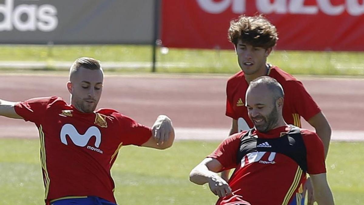 Odriozola, entrenando con la absoluta junto a Deulofeu e Iniesta