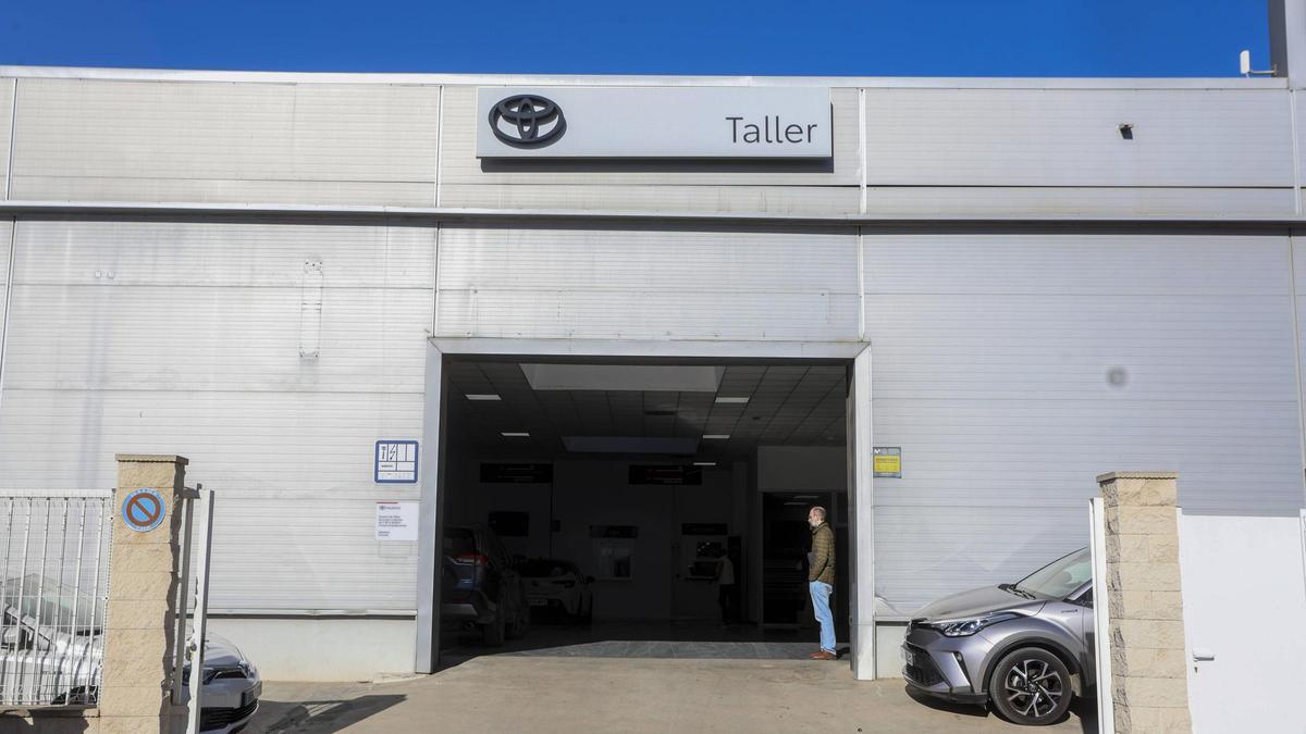 Puerta de un taller de Toyota, esta mañana.