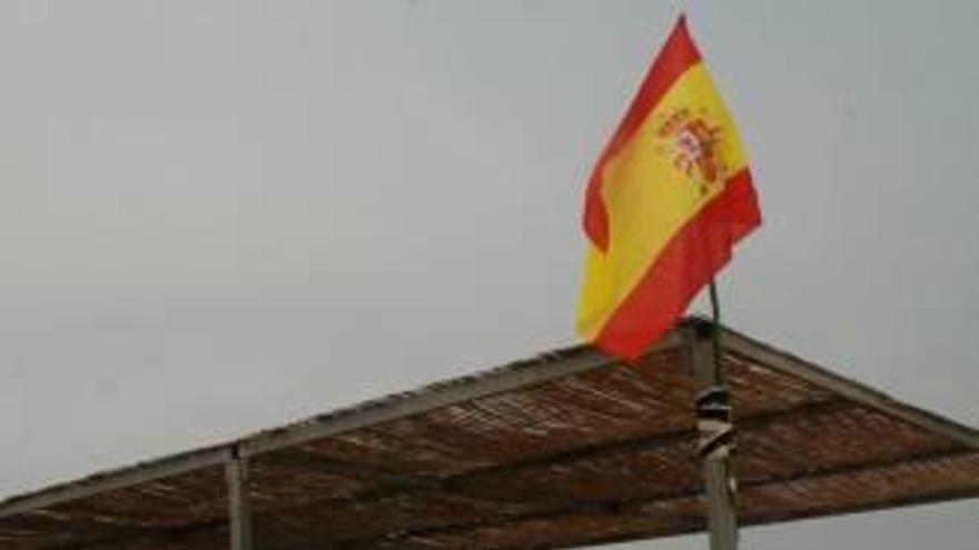 El alcalde obliga a retirar la bandera de España de la playa del Port