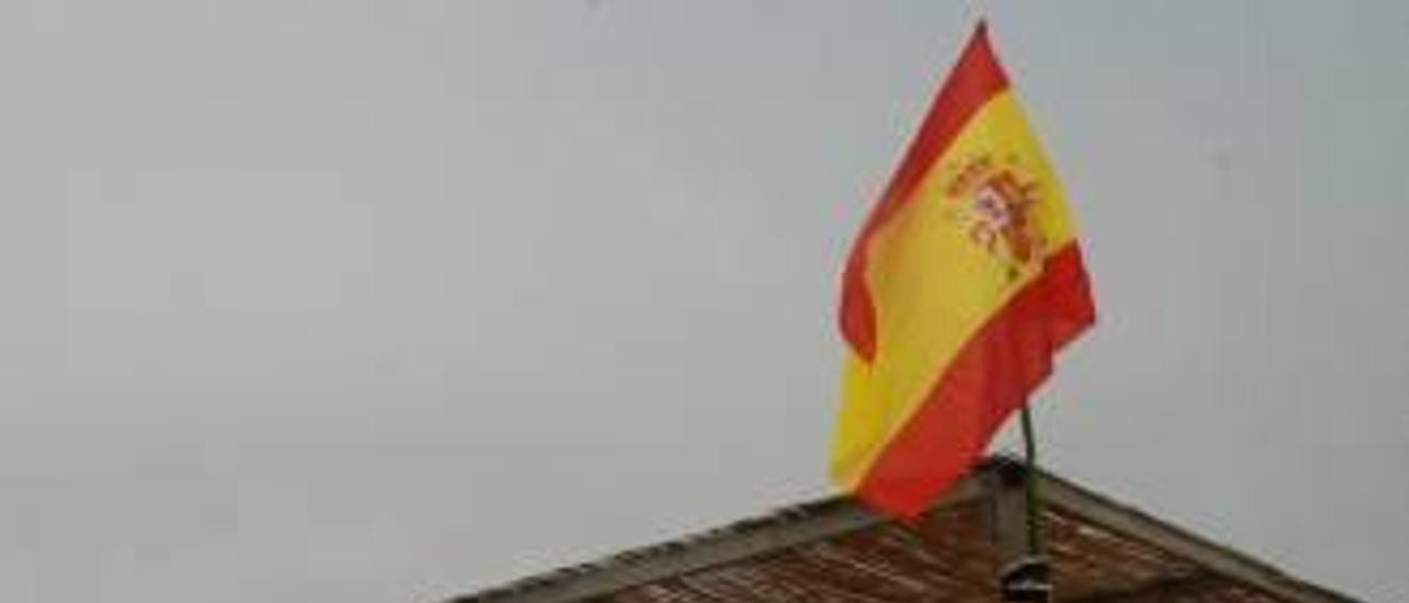 El alcalde de Sagunt obliga a retirar  la bandera de España de la playa