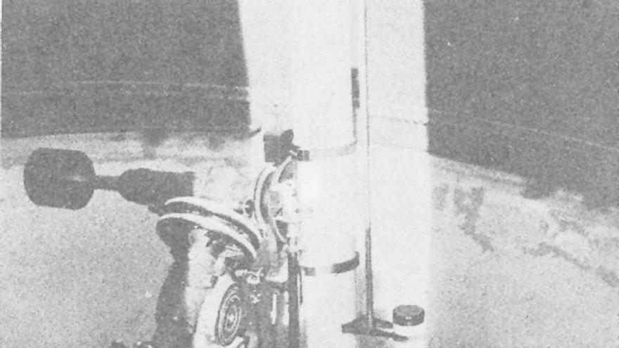 Venancio Froiz cun dos telescopios do Observatorio da Universidade.