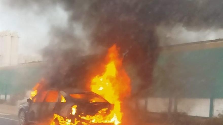Imagen del coche devorado por las llamas tras una avería mecánica en la CV-16 este martes.