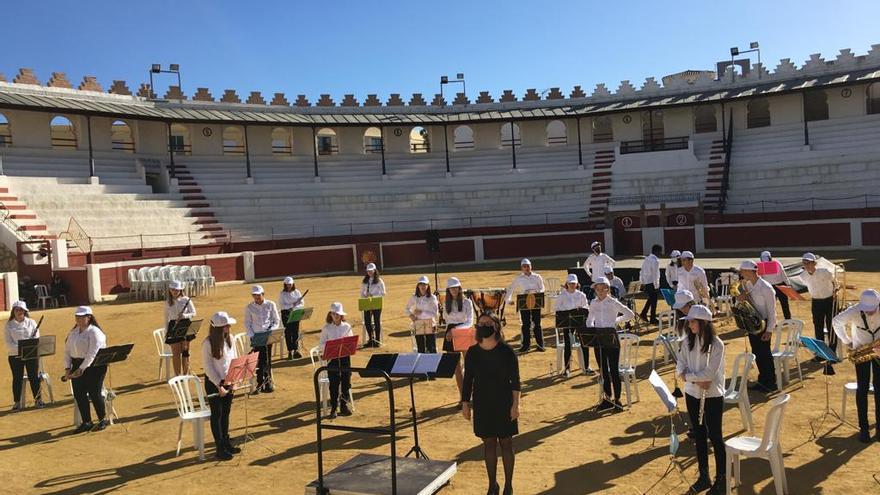 Concierto de la banda juvenil en el recinto abierto de la plaza de toros