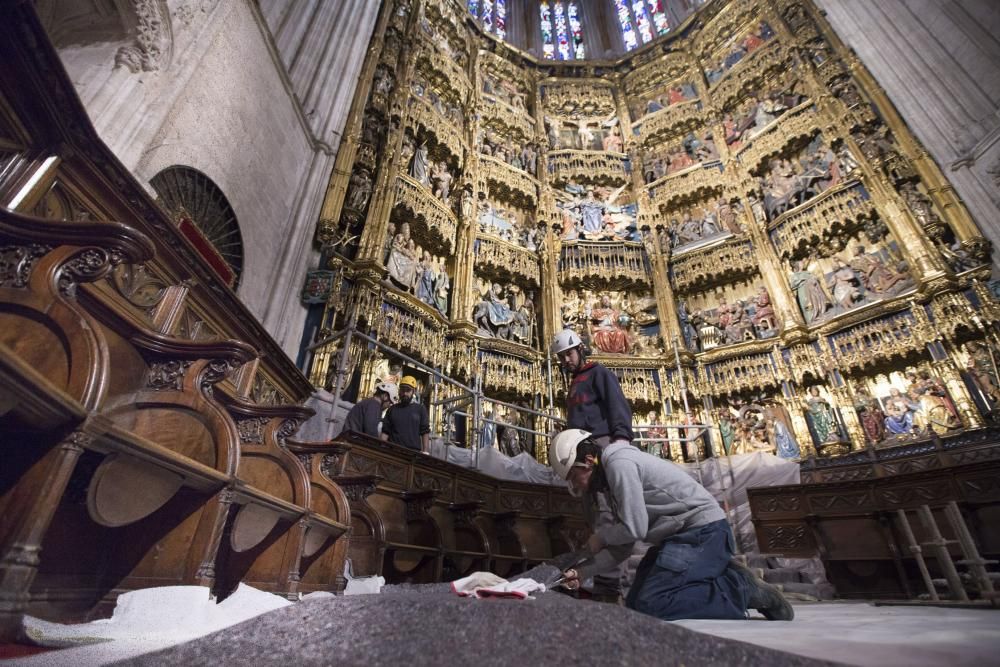 Montaje de los andamios para la limpieza del retablo de la Catedral de Oviedo