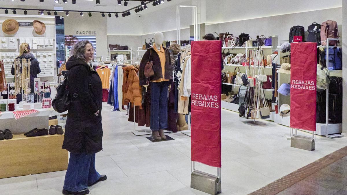 Les imatges del primer dia de rebaixes a Girona i a l'Espai Gironès