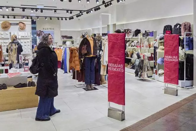 Les imatges del primer dia de rebaixes a Girona i a l'Espai Gironès