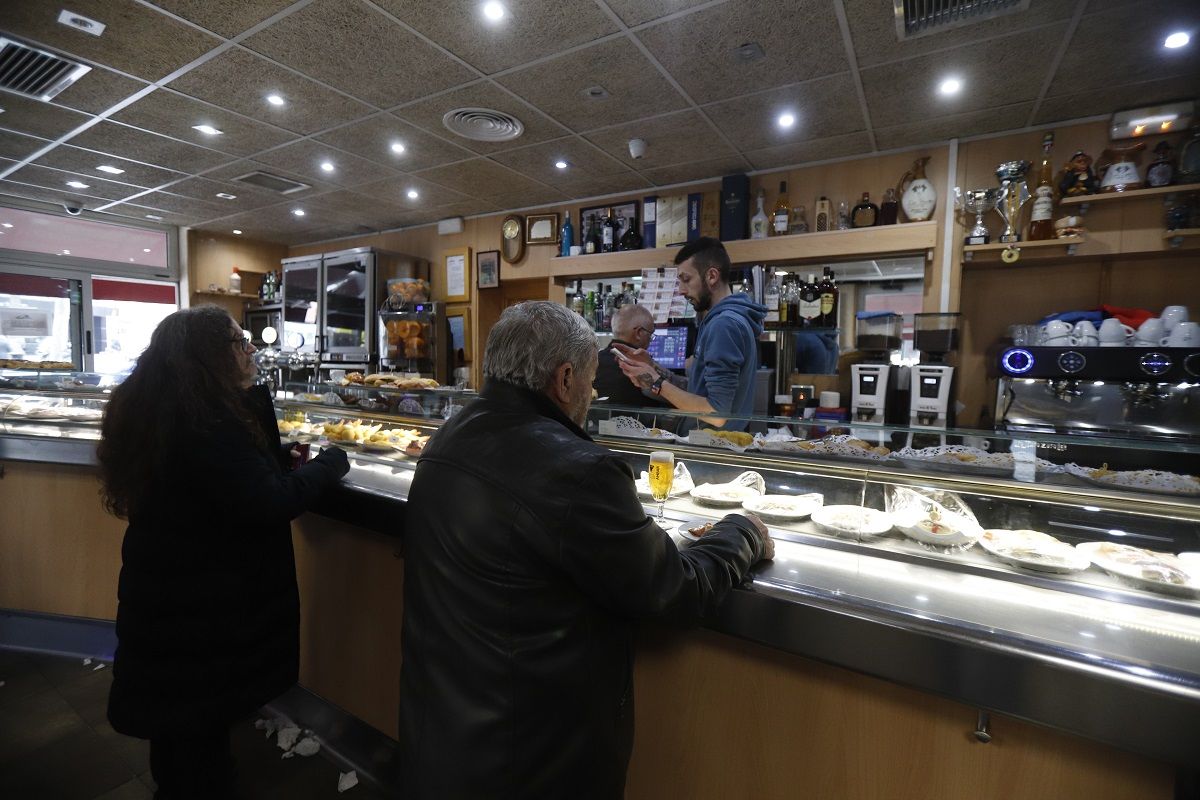 En imágenes | Montesol, el bar de Zaragoza con las papas bravas más famosas