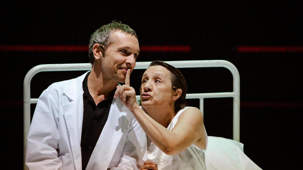 Pablo Derqui i Blanca Portillo, en una escena de l'obra