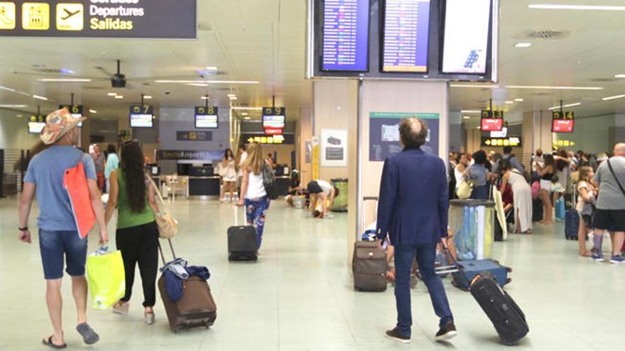 Turistas en el aeropuerto de Ibiza.